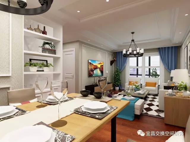 黑白格的地毯為客廳做了很好的區(qū)域劃分，陽臺與客廳的透明玻璃門設(shè)計讓室內(nèi)光線通透，微微合攏的窗簾，見證著精致而蒼老的光陰，桌椅沉穩(wěn)端正，承載起生活的美好。