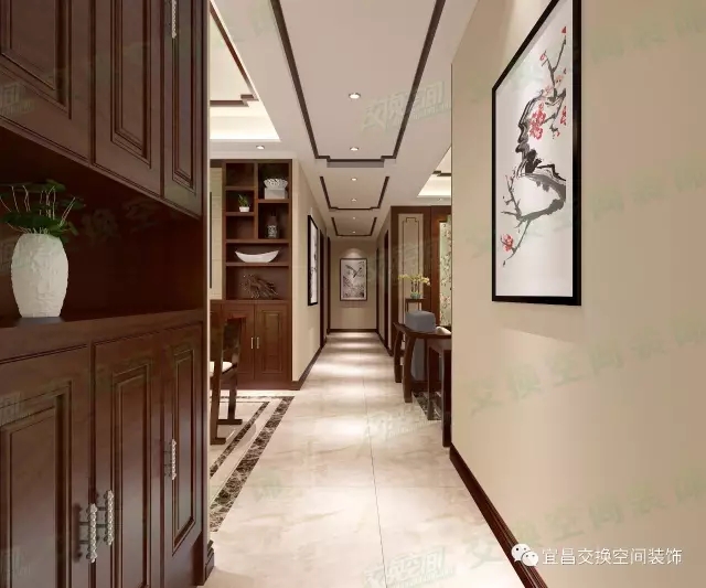 進門看見玄關處的擺設，就可以看出房間是中式裝修風格，精美的古樸木質玄關柜，古色古香的裝飾畫，令人印象深刻。