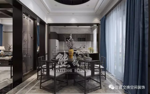 開放式廚房設計，摒棄傳統的設計，餐廳與客廳之間簡單的隔斷，隔而不斷，古色古香的餐椅搭配黑色的實木餐桌，整體空間端莊大氣。